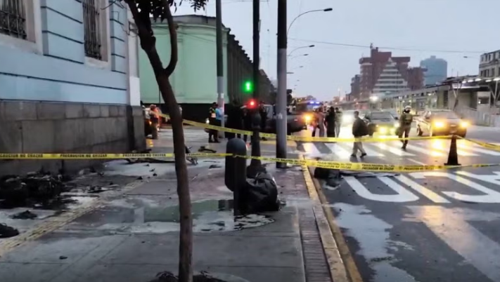 El suboficial de Tercera PNP Gerard Alviery Arce Visuña, de aproximadamente 30 años, falleció calcinado luego de que su motocicleta chocara con un automóvil en el cruce de las avenidas Alfonso Ugarte y Bolivia, en el Cercado de Lima.