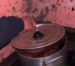 En momento de la intervención se econtró en una olla hirviendo con parte de los restos del  cuerpo de Rudy Benavides Charaya.