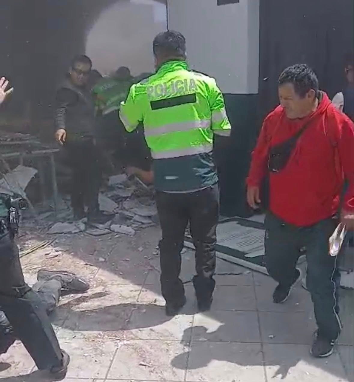 Archivo tipo Imagen sobre: Derrumbe en la comisaría de Surquillo deja tres policías heridos. 