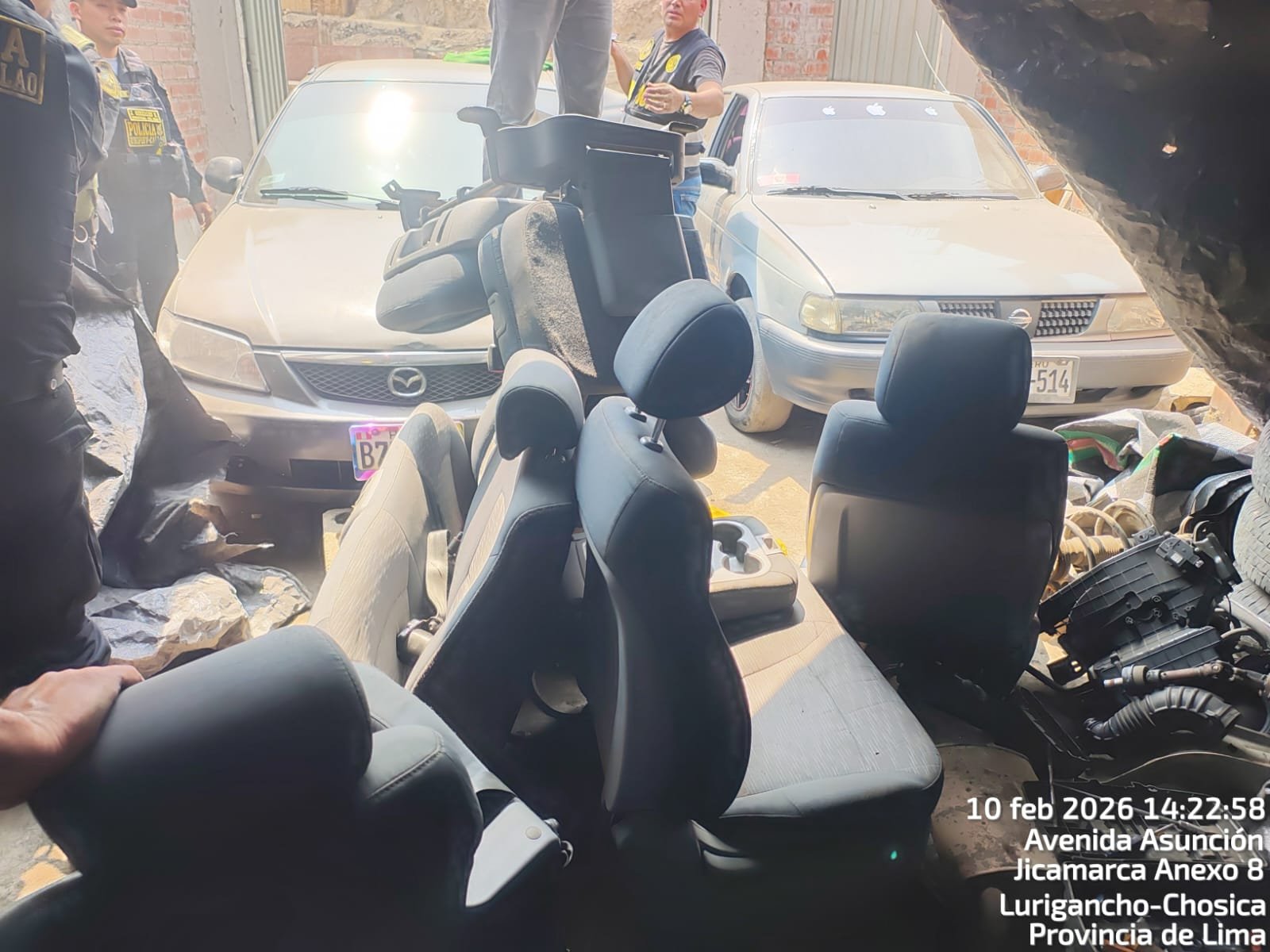 En el marco del Estado de Emergencia, la policía desarticuló una presunta banda dedicada al robo y receptación de vehículos en el Callao y Lima. Hay vehículos recuperados.